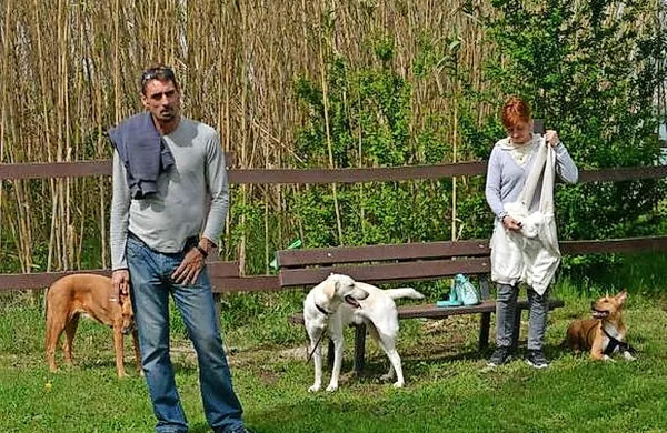 Pri potoku Osp pri Miljah so včeraj predstavili tamkajšnji 
prenovljeni javni park, ki je edina tovrstna struktura v tržaški 
pokrajini s prostori, ki so izključno na voljo psom.