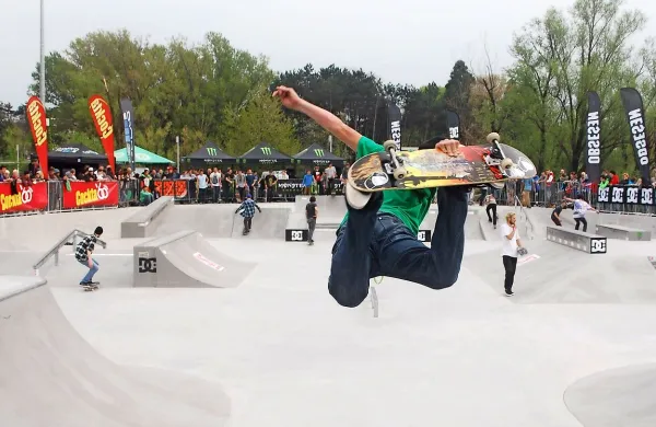 Tako je aprila lani novogoriški rolkarski poligon  zasedla 
“vojska” urbanih športnikov, ki so sodelovali na tekmovanju 
Flowgrind Skate Contest.