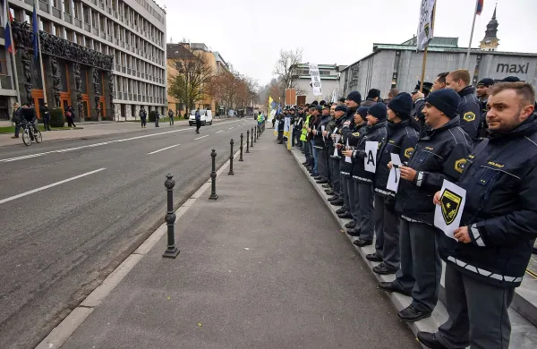 V Policijskem sindikatu Slovenije so napovedali, da bodo kot 
državljani in volilci dosledneje preverjali odločitve vlade,  vse 
dokler se ne bodo našle sprejemljive rešitve tudi za policiste.