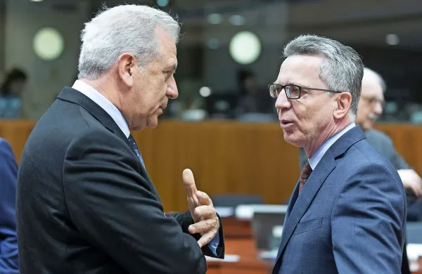 Nemčija bi lahko sredi maja začasno odpravila nadzor na 
meji, če se bo število beguncev še naprej zmanjševalo, je 
dejal nemški notranji minister Thomas de Maiziere (desno).