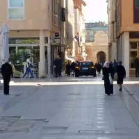 Slovenec na &ldquo;sprehod&rdquo; po zadarski promenadi z avtomobilom