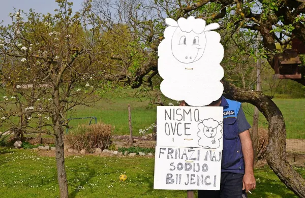 Transparente, ki vabijo na zbor, so postavili na približno 20 
lokacijah po vasi. 