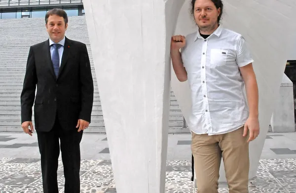 Je vstop v svetniške klopi napoved, da se bo z Matejem 
Arčonom (levo) pomeril na prihodnjih županskih volitvah? 
Luka Manojlović (desno) tega ne potrjuje, a tudi ne zanika. 