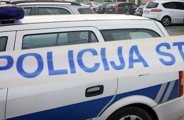 V Postojni ponoči vlomili v najmanj 14 vozil