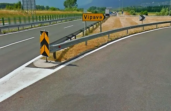 Takšna je bila ograja ob nesrečnem vipavskem izvozu pred 
trkom. Nobene zaščite pred neposredno jekleno oviro, le 
oranžno-črna opozorilna tabla.