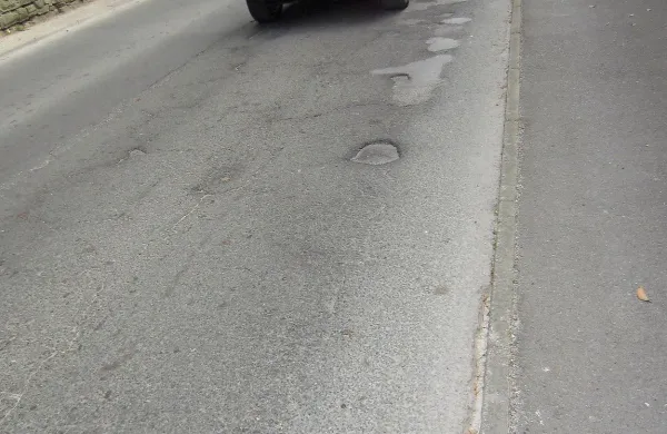 Luknje so tudi na cestišču pri skladiščih soli v Portorožu.  