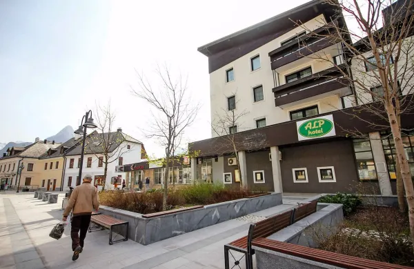 Družba Žnider, ki je lastnica hotela Mangart,  bo upravljala tudi 
s  hotelom Alp.