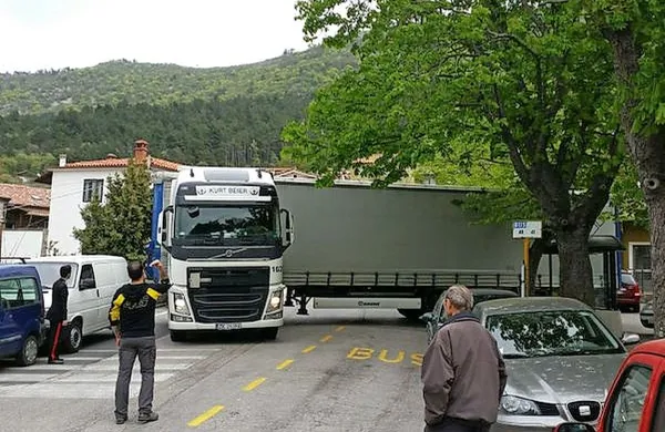 S tovornjakom se je zagozdil pri gostilni v Dolini