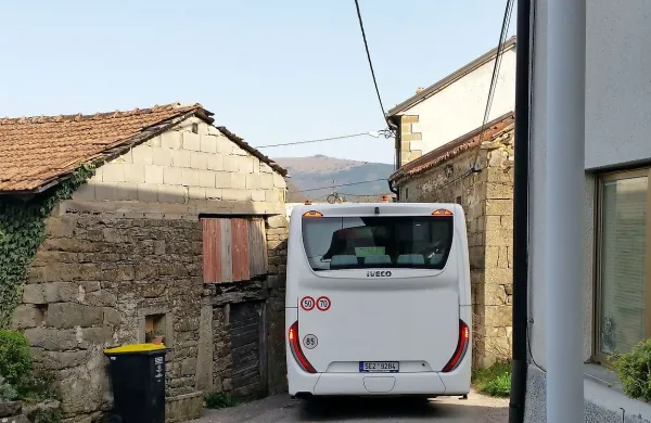 Voznik češkega avtobusa  je obtičal pred ozkim grlom sredi 
vasi Suhorje. 