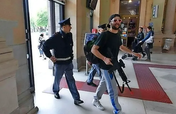 K fantom, ki so se z igračo vidno zabavali, sta zelo hitro 
pritekla dva policista, ki sta zahtevala osebni dokument in 
mladeniča s puško odpeljala na zaslišanje.