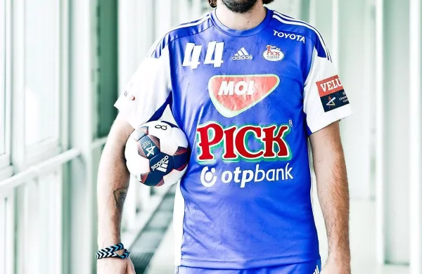Slovenski reprezentant Dean Bombač je bil izbran za najboljšega rokometaša meseca marca v tekmovanjih pod 
okriljem Evropske rokometne zveze.
