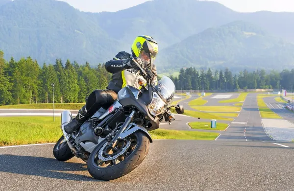 Na (ponovno) udeležbo v prometu se morajo motoristi 
kondicijsko pripraviti, poskrbeti morajo za svojo vidnost in za 
brezhibnost motorja.