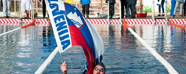 Zadnjih 50 metrov na tako imenovani kraljevi disciplini (450 metrov)  je Denis Benčič preplaval s slovensko 
zastavo v roki.