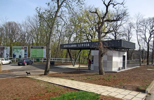 Novi vhod na posestvo Kobilarne Lipica. 

