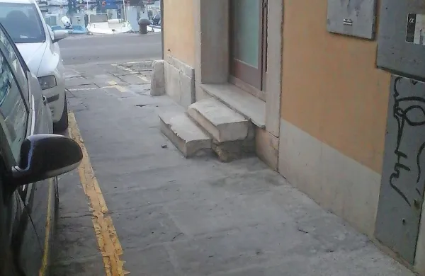 Najemnik je moral  odstraniti stopnice pred palačo Trevisini