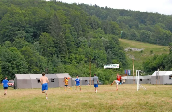 V dolinci, kjer so vsako poletje tabori planincev, bi lahko na 
nogometnem igrišču organizirali tudi priprave za športnike, 
so prepričani nekateri. 