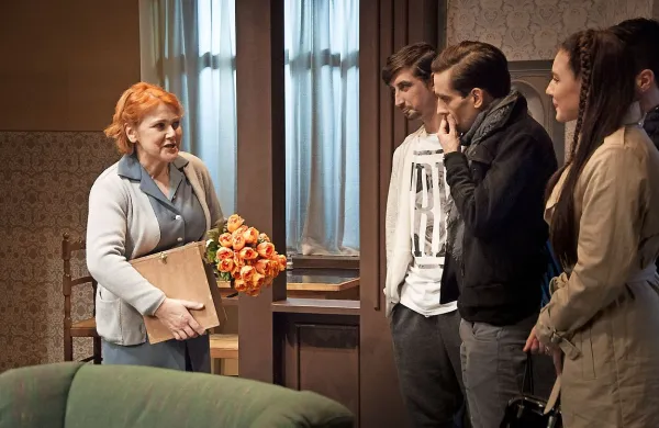 V predstavi Draga Jelena Sergejevna se naslovna učiteljica v 
podobi Stannie Boninsegna (levo) sooči s svojimi mladimi 
učenci.
