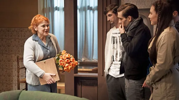 V predstavi Draga Jelena Sergejevna se naslovna učiteljica v 
podobi Stannie Boninsegna (levo) sooči s svojimi mladimi 
učenci.