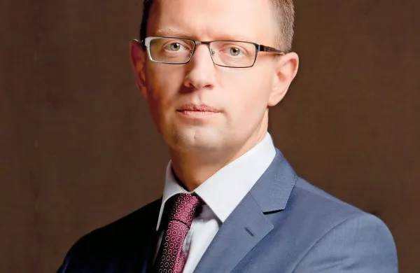 Ukrajinski premier Arsenij Jacenjuk je  odstopil.