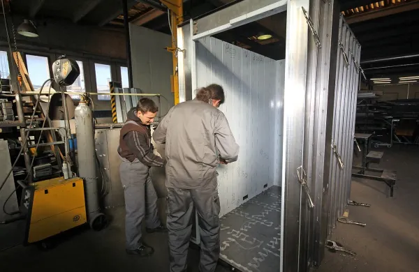 Stečajni upravitelj družbe SEC je prostore  in del opreme  
uspel oddati v najem družbi, ki naj bi nadaljevala  proizvodnjo 
dvigal.