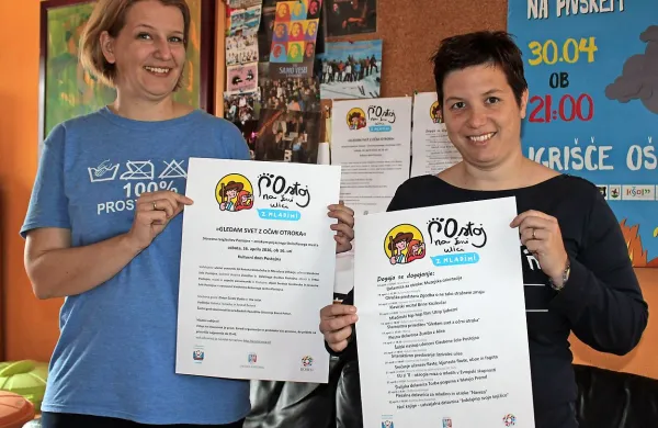 Tatjana Hvala (levo) in Ana Širca iz Borea sta zadovoljni, da je projekt Postoj na živi ulici   z 
mladimi dobil tudi svoj zaščitni znak, ki sta ga oblikovala študentka vizualnih komunikacij 
Miša Gorjup ter akademski slikar in oblikovalec Leon Zuodar. 