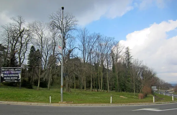  Občinska uprava utemeljuje revitalizacijo tega opuščenega  dela  botaničnega parka tudi zato, ker da obnavlja   
kulturno in naravno dediščino.  Vendar to zemljišče ni niti eno niti drugo, pravijo pristojni.  