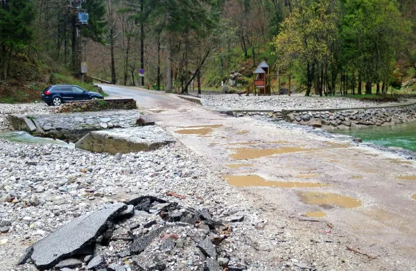 Razmere, ki v krajinskem parku in ob letnem kopališču 
vladajo te dni ...