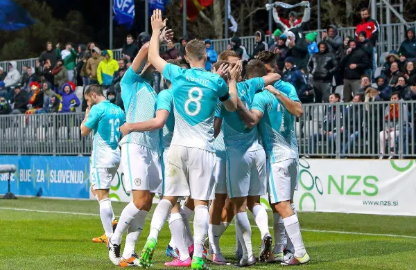 Slovenski nogometni reprezentanti sodijo med najstarejše,  a 
tudi med najvišje in najtežje.