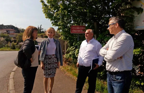 Poslanca SMC (desno Marko Ferluga, druga z leve Lilijana 
Kozlovič) sta si ogledala tudi cestno infrastrukturo v Pradah.
