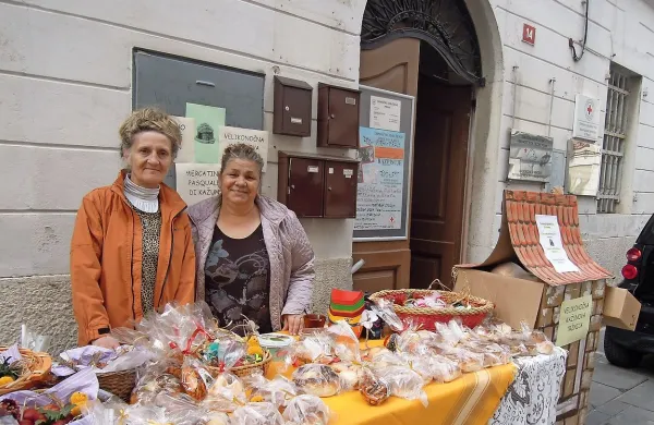 Brezdomci prodajajo tudi lastnoročno narejene izdelke na 
Kažunovi stojnici v Piranu.