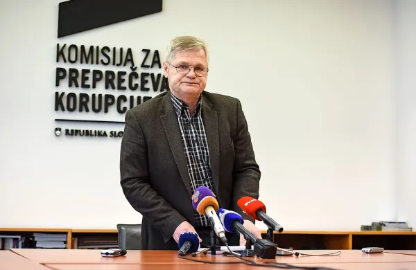 Predsednik Komisije za preprečevanje korupcije (KPK) Boris 
Štefanec vidi predlog za njegovo razrešitev, ki so ga danes v 
parlamentarni postopek vložili nepovezani poslanci in poslanci NSi, kot pritisk ali celo napad na delo KPK. 