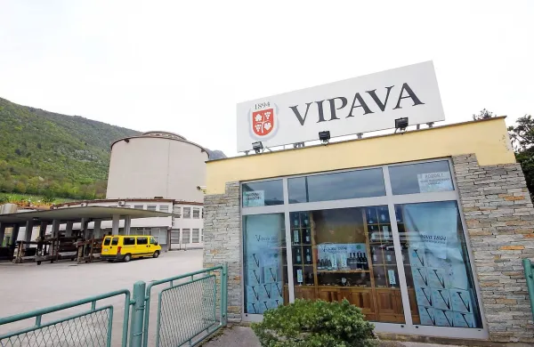 Ukrajinski lastniki so v Vipavo poslali kriznega menedžerja, delavci stavkajo, še trgovinica je 
zaprta.

