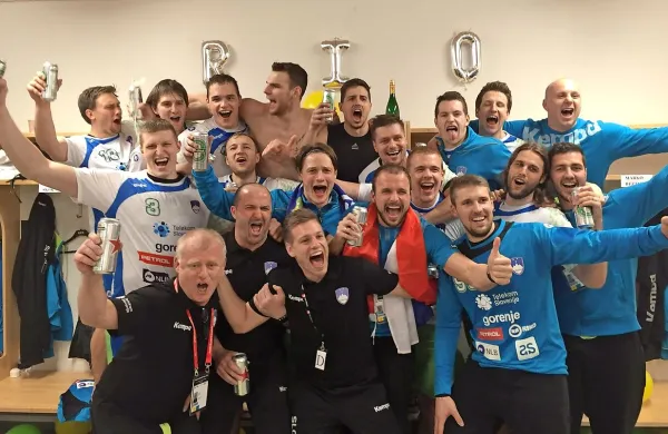 Slovenska rokometna odprava je v slačilnici takole proslavila 
uvrstitev na olimpijske igre.