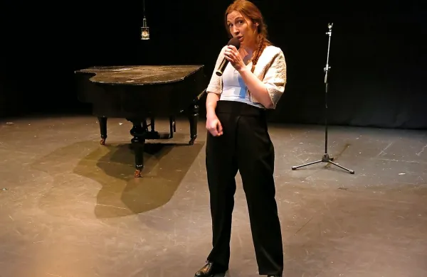 Patrizia Jurinčič v svojem Devetstotem obvlada prizorišče.  