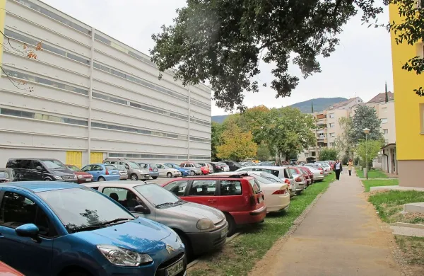 S širitvijo modrih con se bo povečal pritisk na parkirišča pred bloki. Občina se bo lotila tudi 
tega problema. A v prihodnosti bodo verjetno morali tisti,  ki imajo več avtomobilov, plačati. 