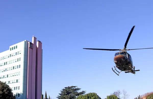 Nujne prevoze med bolnišnicami izvajajo izključno vojaški 
helikopterji, prav tako reševanja v gorah, nujno helikoptersko 
pomoč ...
