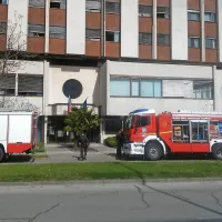 Na koprskem sodišču so zjutraj prejeli sumljivo pošiljko z 
neznanim belim prahom. Na kraj so prišli gasilci in policisti.
