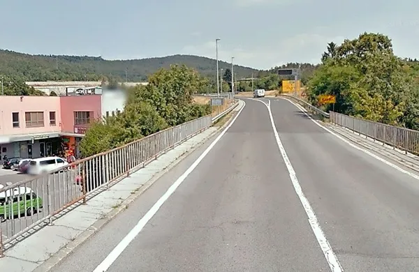 Policista sta drugič pijana Kraševca izsledila na cesti pred 
semaforiziranim križiščem nad Kozino. Ker se eden od njiju ni 
pomiril, sta ga pridržala.