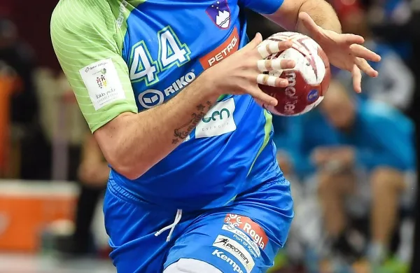Dean Bombač ima v letošnji sezoni pred sabo še precej 
rokometnih izzivov.