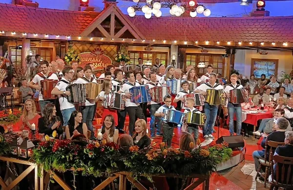 Nekoliko nenavadno, a zakaj ne: kraški harmonikarji bodo 
zaigrali Avsenikovo skladbo o otočku sredi Blejskega jezera.