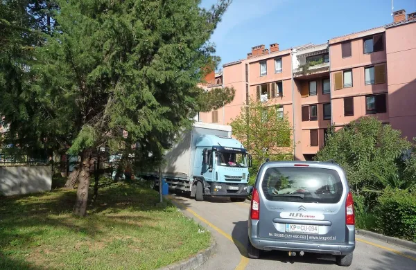 Delavci Ivagrada so včeraj zasedli Driolijevo ulico, vendar  le 
za kratek čas.   