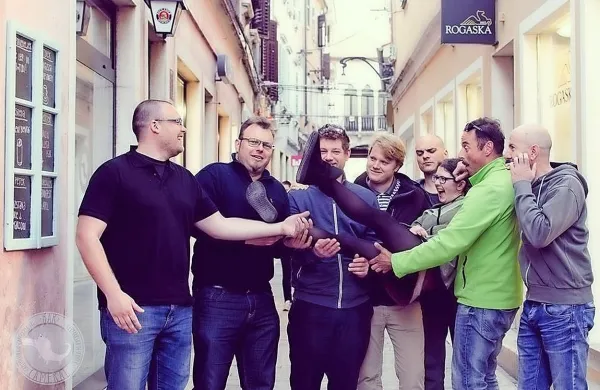 Razigrano razpoloženi tekmovalci in tekmovalka med pripravami na izziv.