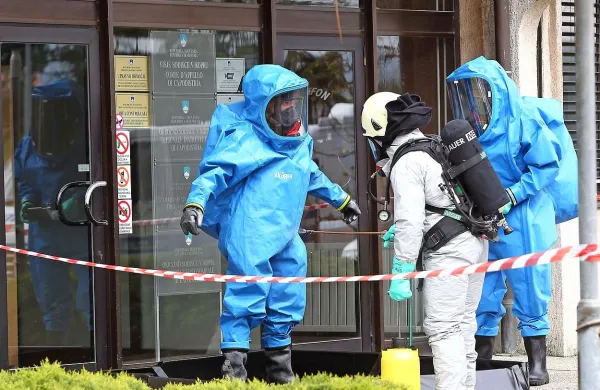 Prhanje bombnih tehnikov pred vhodom v koprsko sodno 
stavbo.