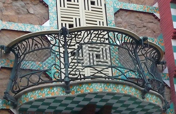 Cvetlični motivi izhajajo iz rastlin, ki jih je Gaudi opazil v vrtu 
poleg hiše.