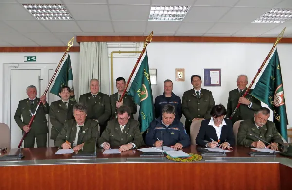 Praporščaki spremljajo predsednike hrpeljsko-kozinskih lovskih družin, civilne zaščite in županjo ob podpisu sporazuma 
o sodelovanju.  