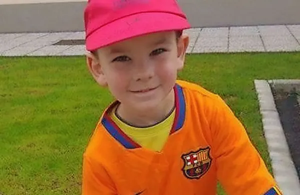 Darilo je malega Reneja, ki obožuje nogomet, izjemno 
razveselilo. Tako zelo, da še spi v njem, je na družabnem 
omrežju še zapisala njegova mama.