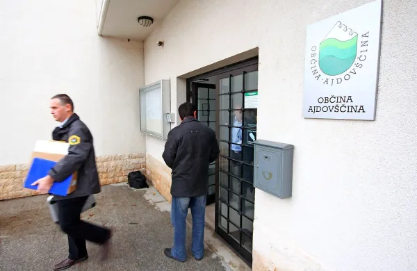 Kriminalisti so  tudi s sedeža občine odnesli dokumentacijo, a  
preiskave ne bo, ker je višje sodišče postopek ustavilo.  