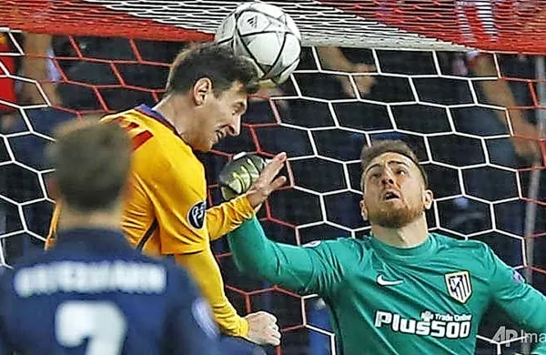 Jan Oblak (desno) je  z Atleticom v četrtfinalu lige prvakov 
zaustavil Barcelono. 