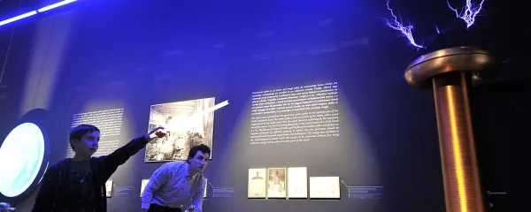 Razstava v Cankarjevem domu omogoča preizkušanje nekaterih Teslovih izumov.
