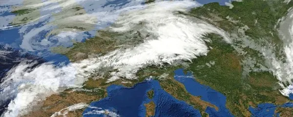 Nad osrednjim Sredozemljem se zadržuje anticiklon, nad 
zahodnim pa ciklonsko območje.